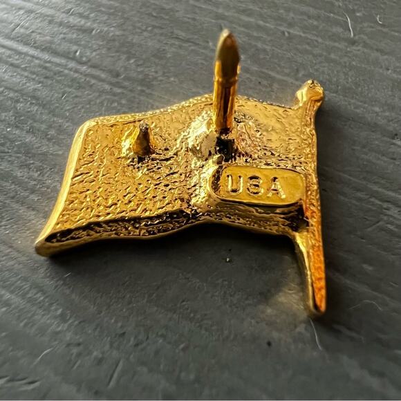 American Flag Gold Tone Pin - Picture 5 of 5